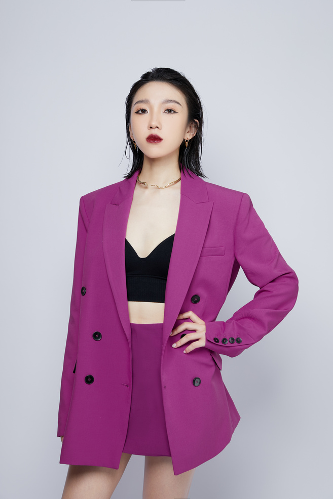 明星感时装人像大片-高级感杂志风玫红色套装女生